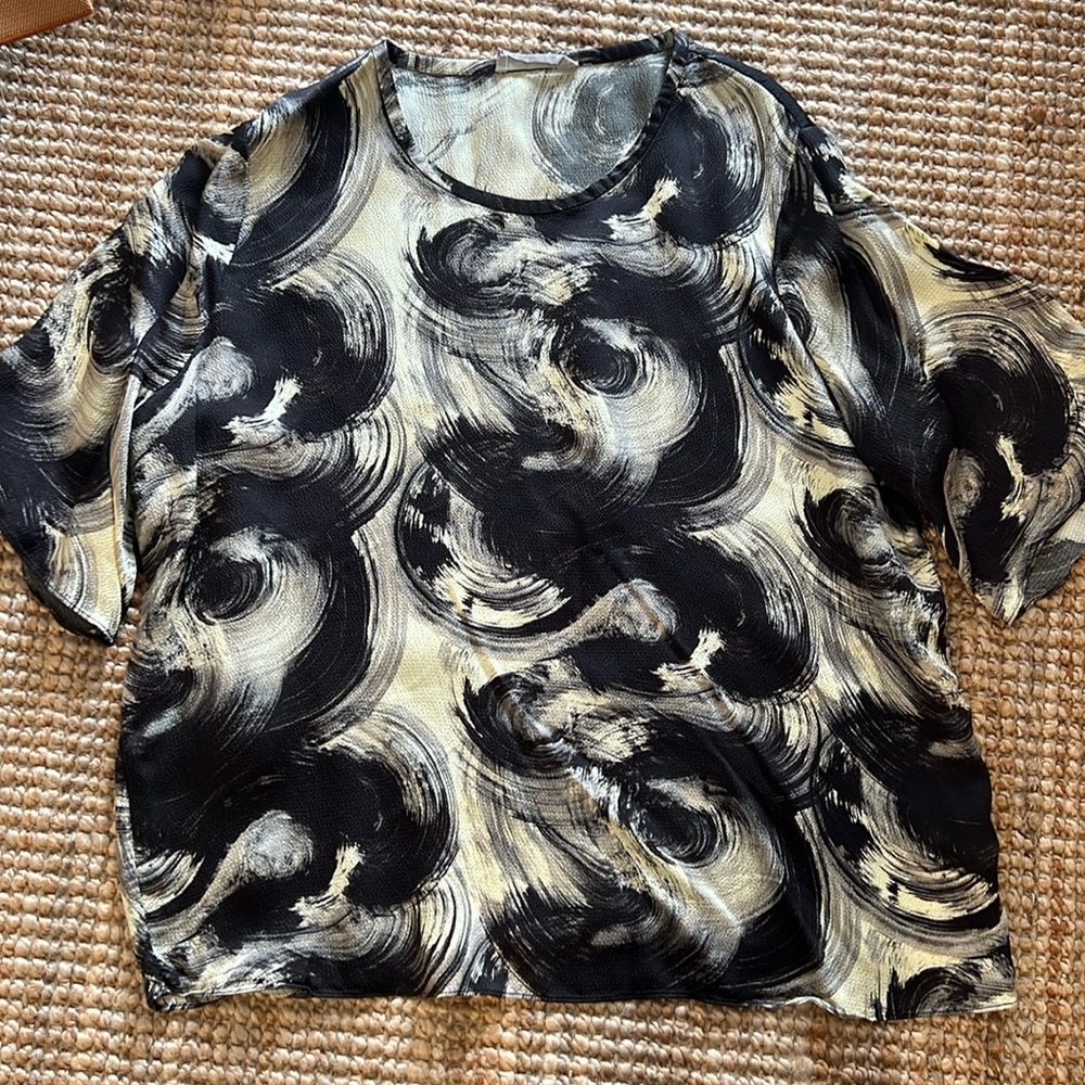Everlane Black and Cream Swirl Short-Sleeve Top